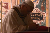 Папа Франциск молится у могилы Святого Петра