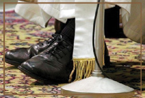 Папа Франциск предпочел ерасной папской обуви свои старые ботинки - в них гораздо удобнее