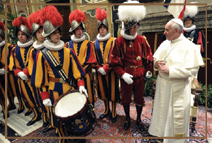 Папа Римский Франциск устроил в Ватикане прием в честь швейцарских гвардейцев и членов их семей