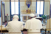 Анджело Бечу: Популярность Папы Франциска объясняется жертвой Бенедикта XVI