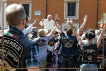 Папа Франциск благословил байкеров на "Харлеях"