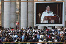 Папа Римский: католические журналисты должны не отделять церковь от мира, а соединять их