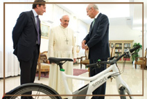 Mercedes подарила Папе Франциску новый «Папамобиль» и велосипед