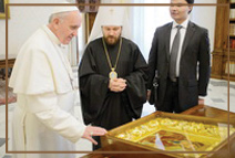 Папа Франциск передал икону Божьей Матери, подаренную Патриархом Кирилом, Бенедикту XVI